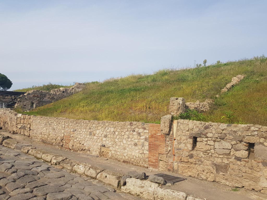 V.6.6 Pompeii. October 2022.
Looking north-east on Via del Vesuvio from south end of front façade with V.6.5, on right. Photo courtesy of Klaus Heese.