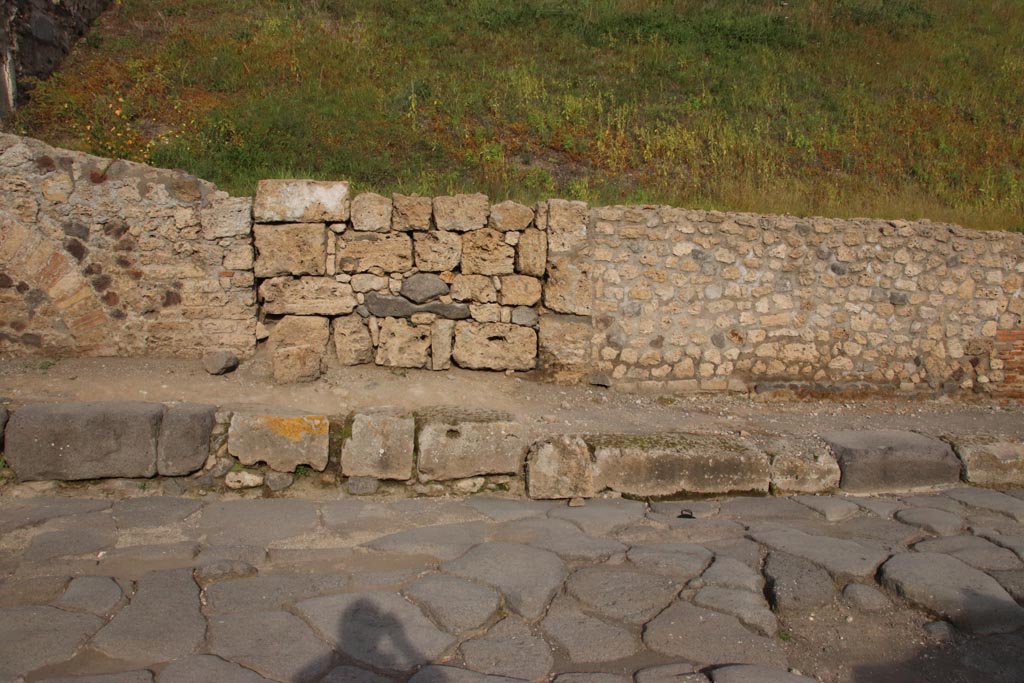 V.6.6 Pompeii. October 2022.
Looking east towards front entrance doorway on east side of Via del Vesuvio. Photo courtesy of Klaus Heese.
