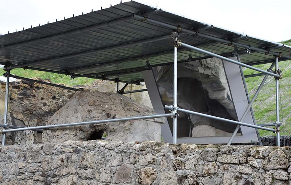 V.6.7 Pompeii. November 2019.
From the reopened Via del Vesuvio, the full profile of the nymphaeum façade, which faces away from the road, can be viewed by the innovative use of a mirror.
Photograph © Parco Archeologico di Pompei.