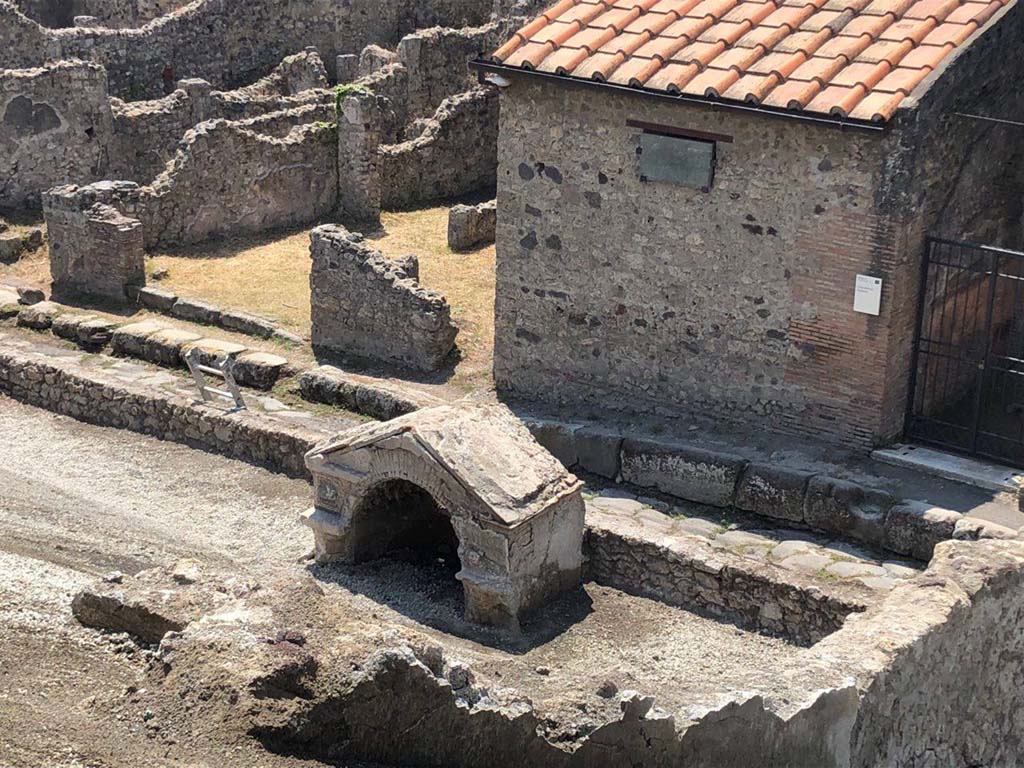 V.6.7 Pompeii. August 2018. Along the Via del Vesuvio, proceeding southwards, the upper part of a fountain / nymphaeum was brought to light.
The façade is facing the inside of the insula, where a garden probably opened.
Photograph © Parco Archeologico di Pompei.