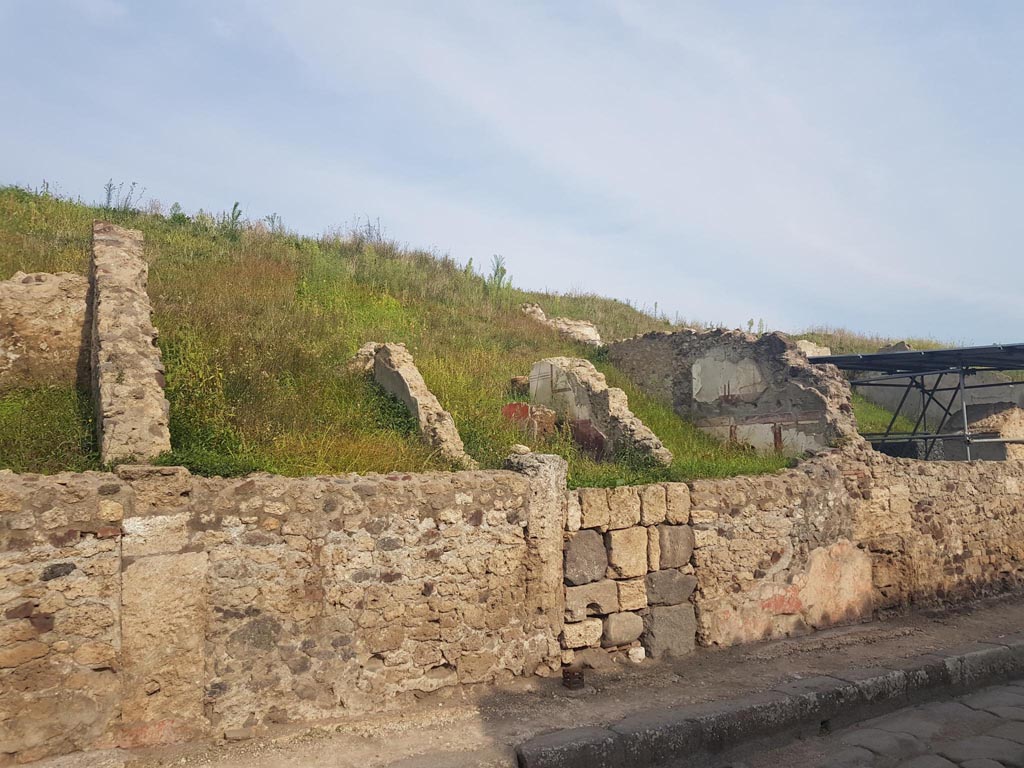 V.6.8 or 7 Pompeii, (depending on whether the area on the south side of it, with the lararium, has a street doorway.
We shall identify it as V.6.8). October 2022.
Looking south along east side of Via del Vesuvio. Photo courtesy of Klaus Heese.