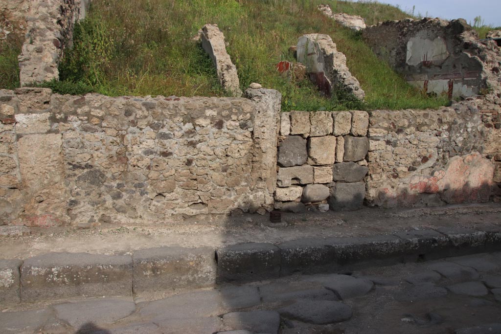 V.6.8 Pompeii. October 2022.
Looking east to north end of front façade, entrance doorway, and rear walls of three rooms. Photo courtesy of Klaus Heese.