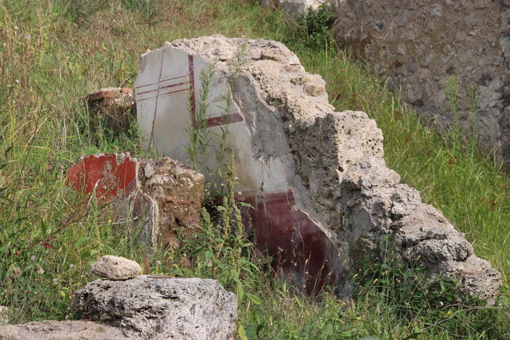 V.6.8 Pompeii. October 2022.
Looking south-east towards the other side of the same decorated wall, as above photo. Photo courtesy of Klaus Heese.