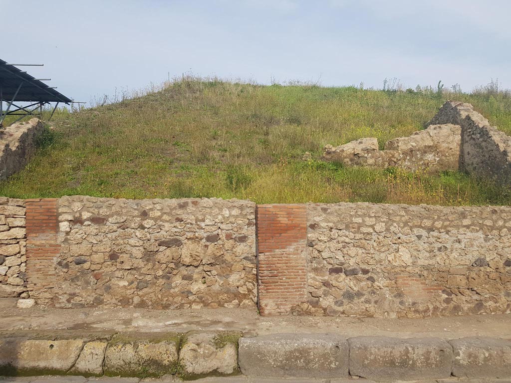 V.6.11, on left, V.6.10, and V.6.9, on right, Pompeii. October 2022.
Looking towards front façade on east side of Via del Vesuvio. Photo courtesy of Klaus Heese.