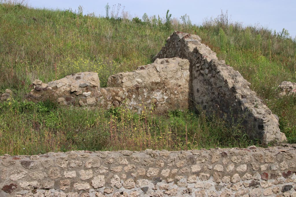 V.6.9 Pompeii. October 2022.
Looking east towards walls of a rear room built against the same boundary wall as shown in a photo in V.6.8. Photo courtesy of Klaus Heese.