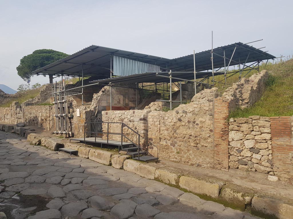 V.6.11 Pompeii, on right. October 2022.
Looking north-east along Via del Vesuvio, with narrow entrance doorway to fauces 48, on right and the front wall of cubiculum 10 to its left.
Photo courtesy of Klaus Heese.
