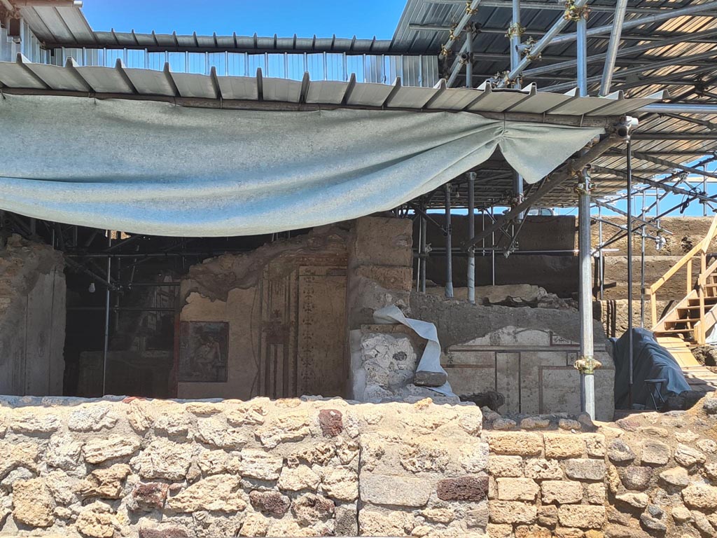 V.6.11 Pompeii, on right. May 2024. Looking east from Via del Vesuvio towards Room 10, on right.
The cubiculum, room 9 in the House of Leda, can be seen on the left. Photo courtesy of Klaus Heese.