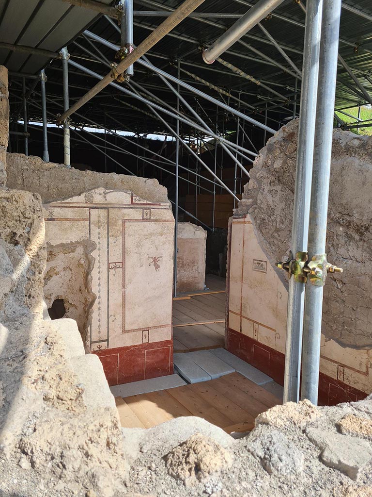 V.6.11 Pompeii. October 2024.
Looking south-east across cubiculum 10, through doorway, with doorway to another room, at rear.
Photo courtesy of Klaus Heese.