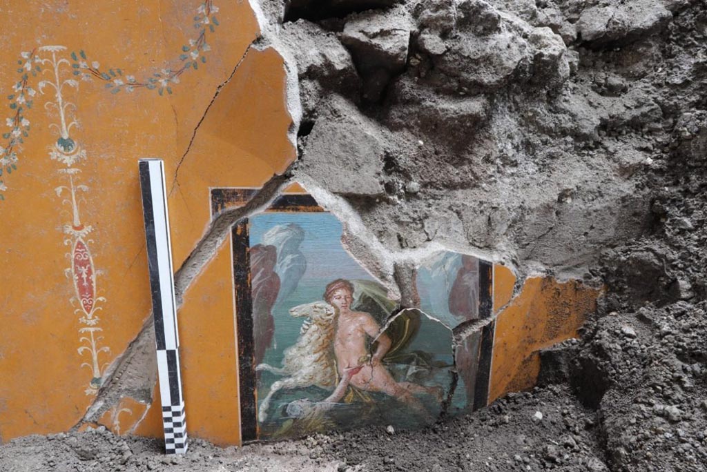 V.6.11 Pompeii. March 2024. Rooms 29 and 47.
A ridosso dell’angolo in cui il muro che chiude ad Est Amb. 29 intercetta la sponda di scavo è emerso un quadro a soggetto mitologico raffigurante Frisso ed Elle in fuga.
A painting with a mythological subject depicting Frisso and Elle in flight (Figs. 9, 10) emerged near the corner where the wall that closes Amb. 29 to the east intercepts the excavation bank.
Photograph © Parco Archeologico di Pompei.
See E-Journal 01: 01.03.24, Interventi conservativi e nuovi scavi nella Casa di Leda. Dalla tutela alla conoscenza di un’abitazione del ceto medio di Pompei, Fig. 9.