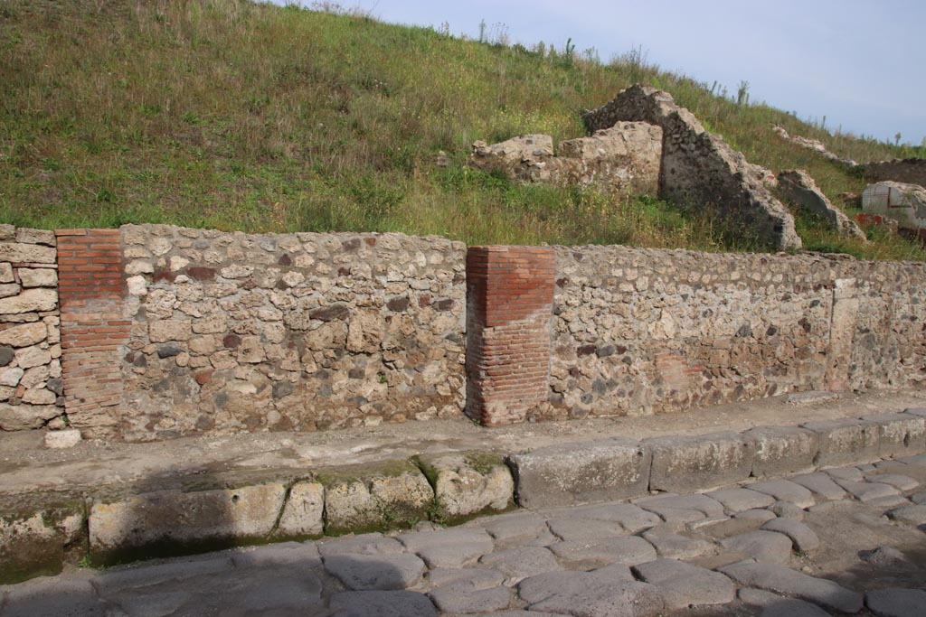 V.6.11 Pompei (part), on left, V.6.10, V.6.9, on right, Pompeii. October 2022.
Looking towards front façade on east side of Via del Vesuvio. Photo courtesy of Klaus Heese.