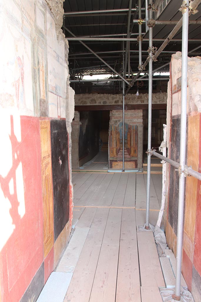 V.6.12 Pompeii. October 2024.
Looking east across entrance corridor 8, towards atrium 25. Photo courtesy of Klaus Heese.