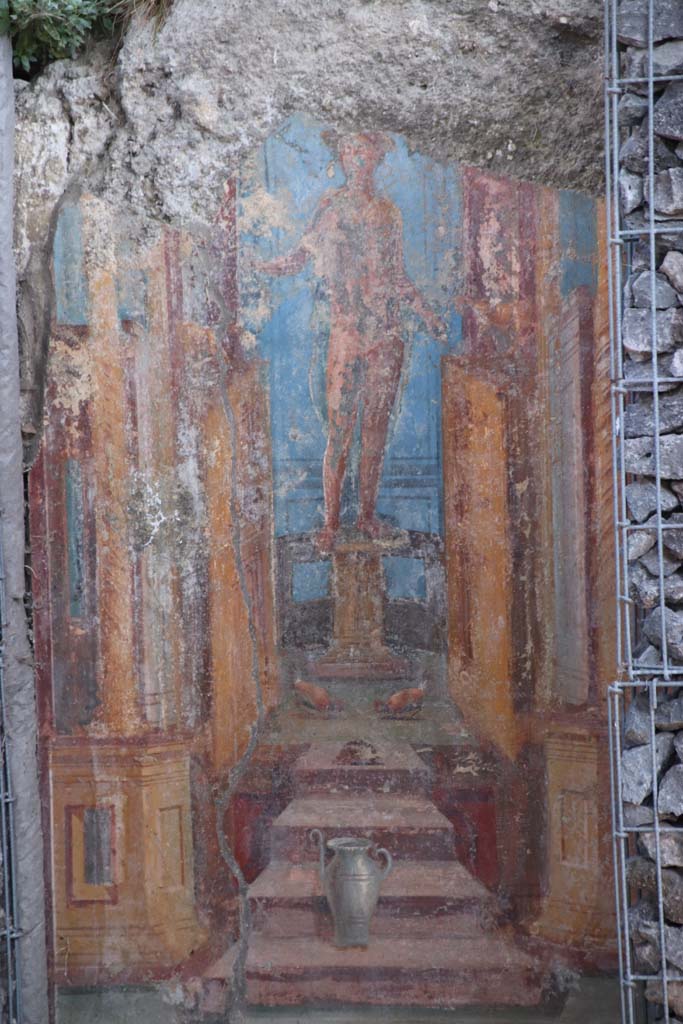 V.6.12 Pompeii. September 2021. Amb. 25.
Looking east to large painted figure of Hermes (Mercury). Photo courtesy of Klaus Heese.