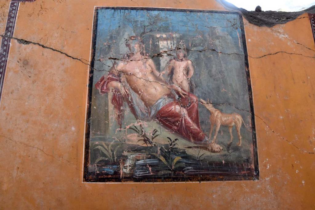 V.6.12 Pompeii. February 2019. Amb. 25. Atrium, south wall.
Fresco of Narcissus in which he sees himself reflected in the water, enraptured by his own image, according to classical iconography.
Parte dell'atrio con l'affresco di Narciso, che lo vede specchiarsi nell'acqua rapito dalla sua immagine, secondo l'iconografia classica.
Photograph © Parco Archeologico di Pompei.