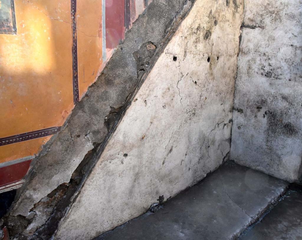 V.6.12 Pompeii. February 2019. Amb. 25. Atrium corner with outline of stairs.
Of particular note in the atrium of Narcissus is the still visible trace of the stairs which lead to the upper floor, but above all the rediscovery of a dozen glass containers, eight amphorae and a bronze funnel in the space under the stairs, which was used for storage.
Interessante, nell'atrio di Narciso, è la traccia ancora visibile delle scale che conducevano al piano superiore, ma soprattutto il ritrovamento nello spazio del sottoscala, utilizzato come deposito, di una dozzina di contenitori in vetro, otto anfore e un imbuto in bronzo.
Photograph © Parco Archeologico di Pompei.