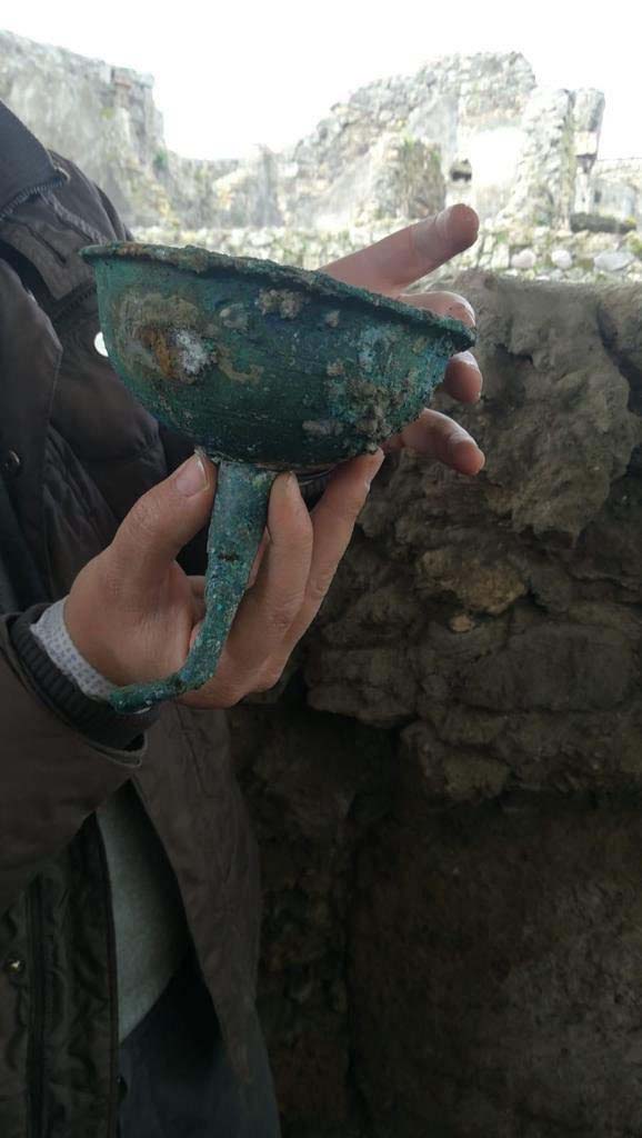 V.6.12 Pompeii. February 2019. Amb. 25. Atrium corner with outline of stairs.
A bronze funnel was found in the space under the stairs, which was used for storage.
Trovato nello spazio del sottoscala, utilizzato come deposito, di un imbuto in bronzo.
Photograph © Parco Archeologico di Pompei.