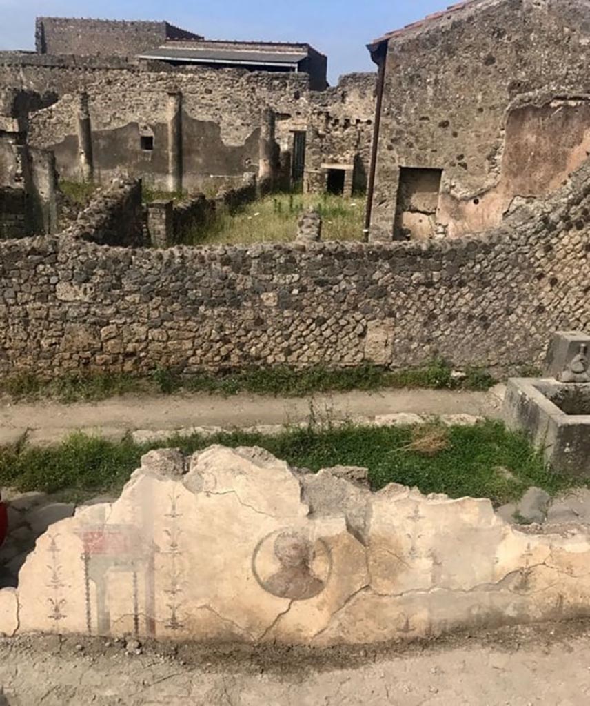 V.6.12 Pompeii. August 2018.
Newly excavated west wall of the room on the north side of the fauces adjacent to Via del Vesuvio.
Recentemente scavato parete ovest della stanza sul lato nord dei fauces adiacenti a Via del Vesuvio.
Photograph © Parco Archeologico di Pompei.