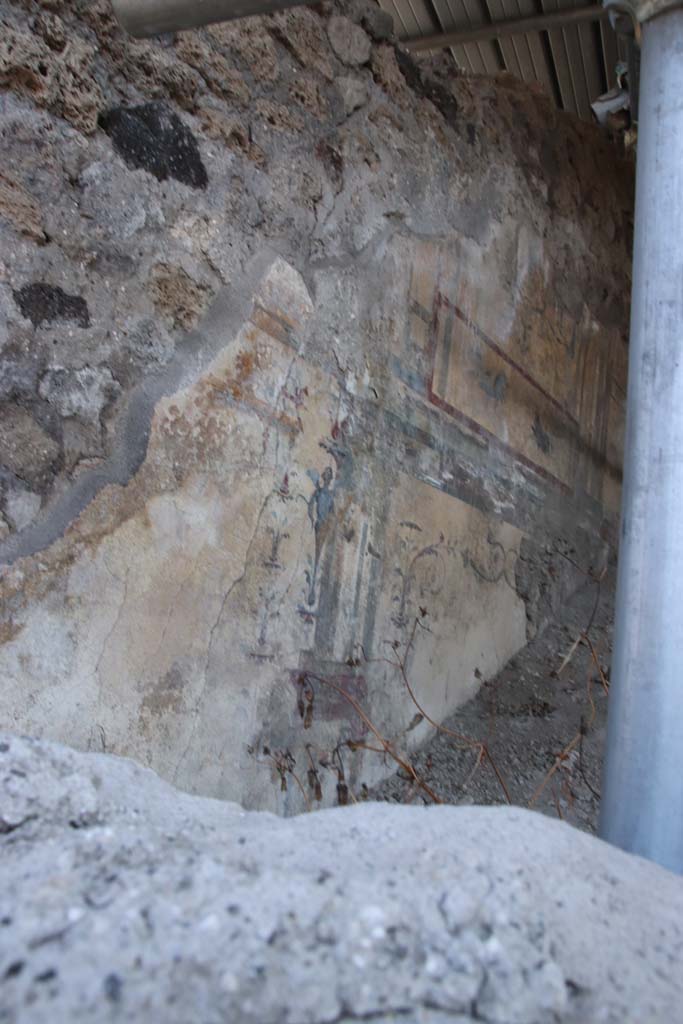 V.6.12 Pompeii, September 2021.
Looking towards painted decoration on west end of centre of north wall. Photo courtesy of Klaus Heese.