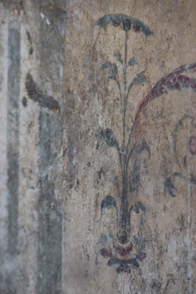 V.6.12 Pompeii, September 2021.
Detail of painted floral decoration from west end of centre of north wall.
Photo courtesy of Klaus Heese.