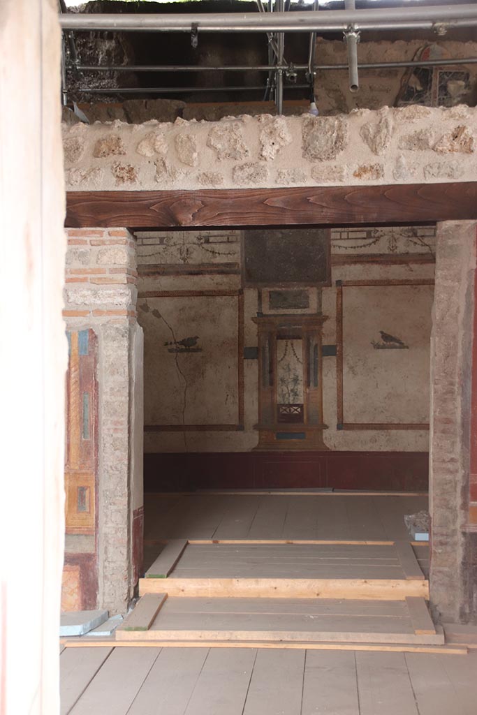 V.6.12 Pompeii, October 2024.
Doorway into room 35, tablinum, on east side of atrium. Photo courtesy of Klaus Heese.