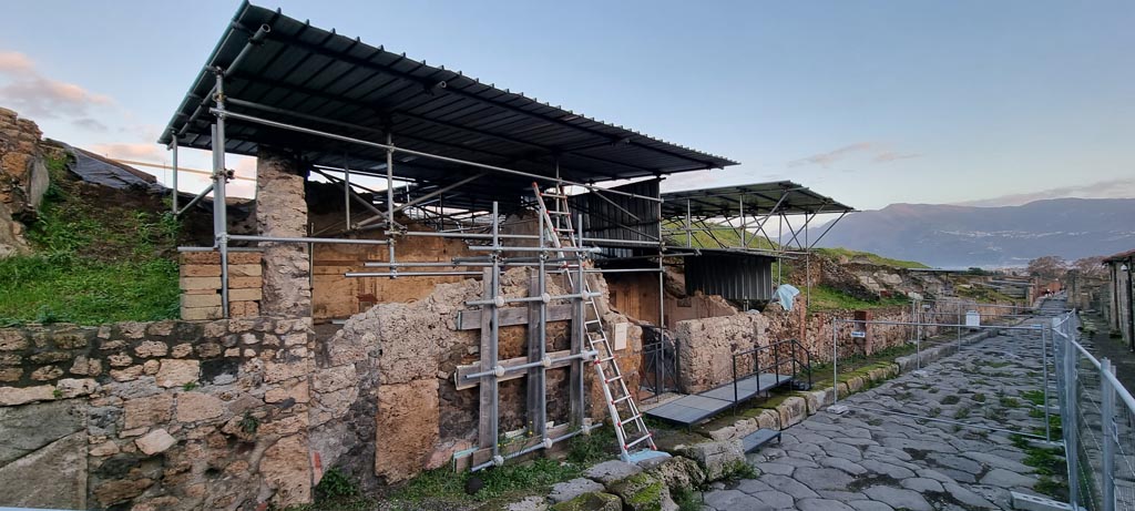 Via del Vesuvio, Pompeii. December 2023. Looking south along east side with V.6.12, doorway, in centre. Photo courtesy of Miriam Colomer.