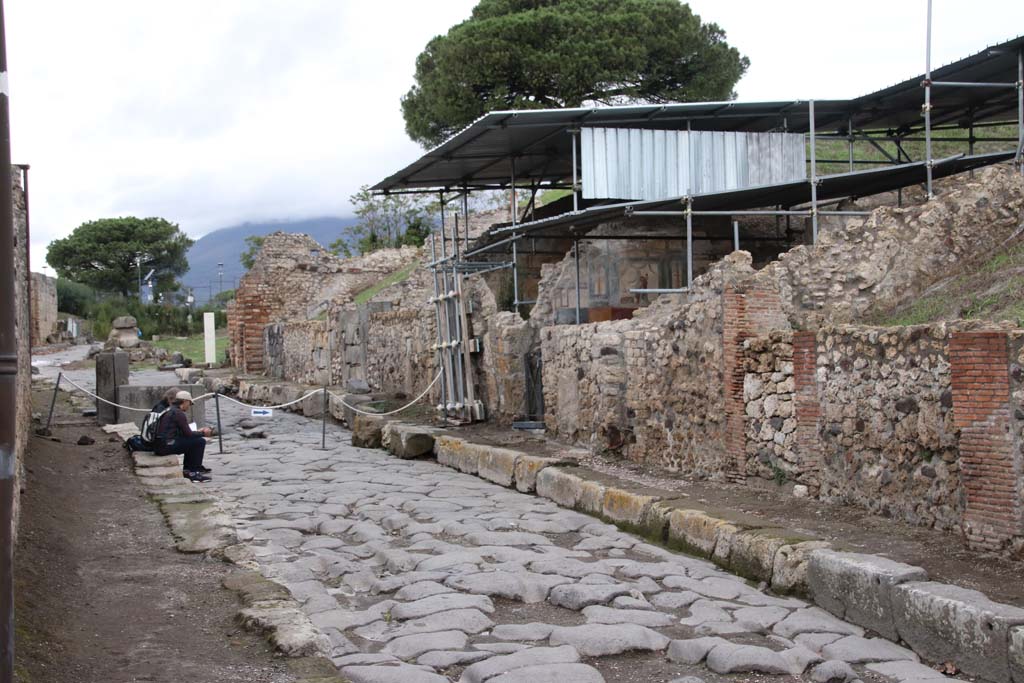 Via del Vesuvio, Pompeii. October 2020. Looking north to the house with paintings of Priapus, Leda and Narcissus, centre.
Photo courtesy of Klaus Heese.