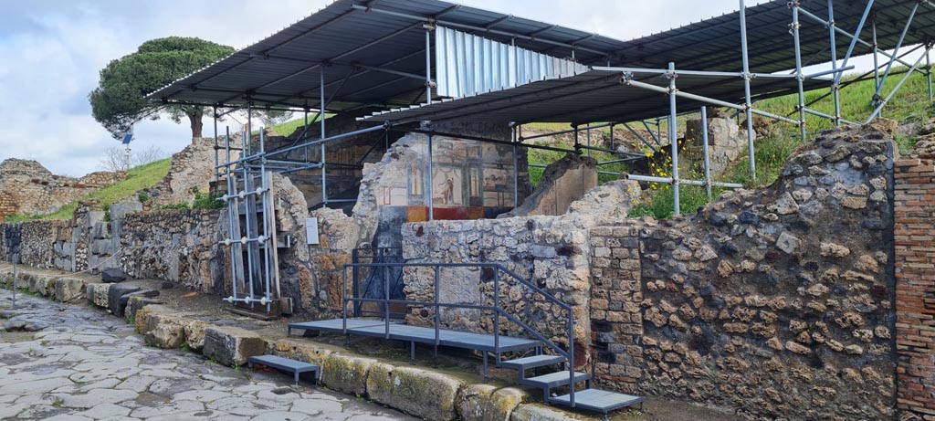V.6.12 Pompeii. April 2022.
Looking towards entrance doorway, in centre, on east side of Via del Vesuvio. Photo courtesy of Giuseppe Ciaramella.