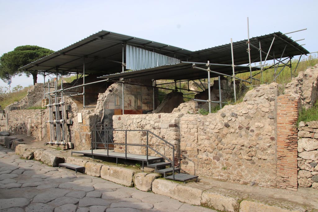 V.6.12 Pompeii. October 2022.
Looking towards entrance doorway, in centre, on east side of Via del Vesuvio. Photo courtesy of Klaus Heese.