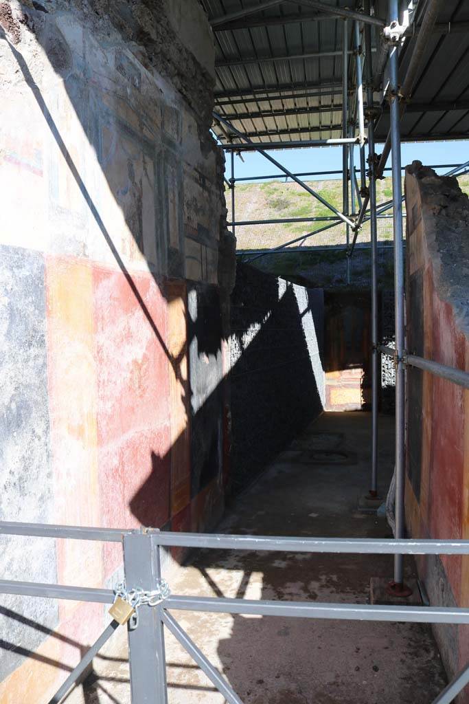 V.6.12 Pompeii. December 2018.
Looking east from entrance doorway. Photo courtesy of Aude Durand