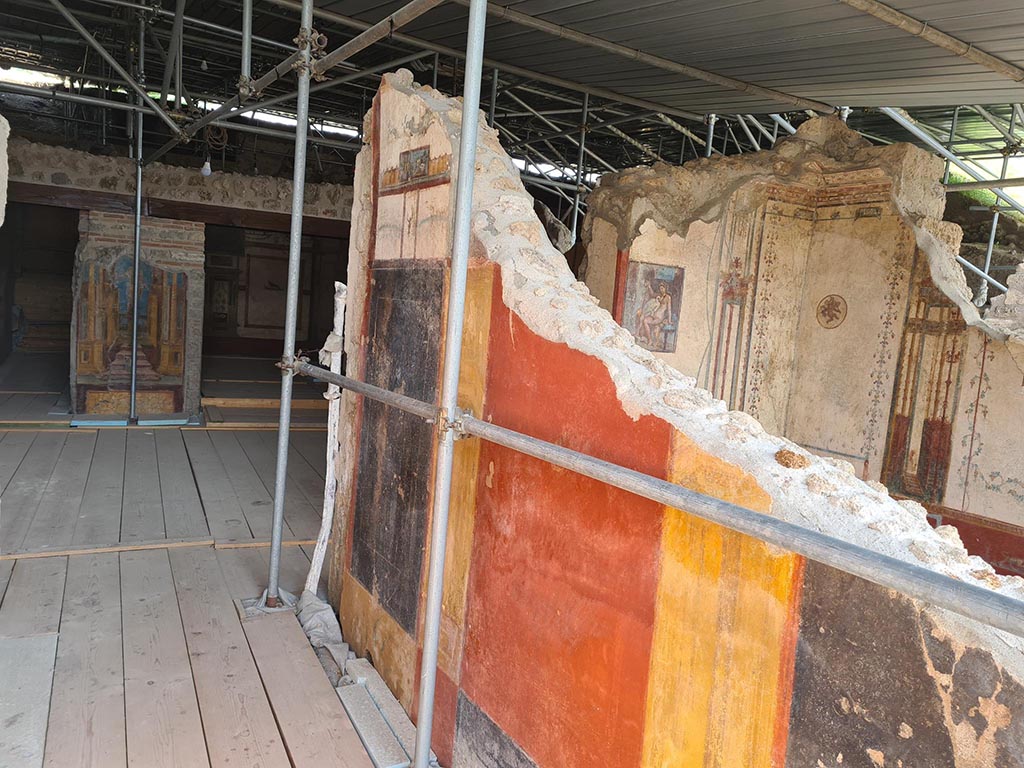V.6.12 Pompeii. October 2024.
Looking east along corridor 8, across atrium 25 to doorway to corridor 40, on left, with doorway to room 35, in centre at rear of atrium.
Cubiculum 9 is on the right. Photo courtesy of Klaus Heese.