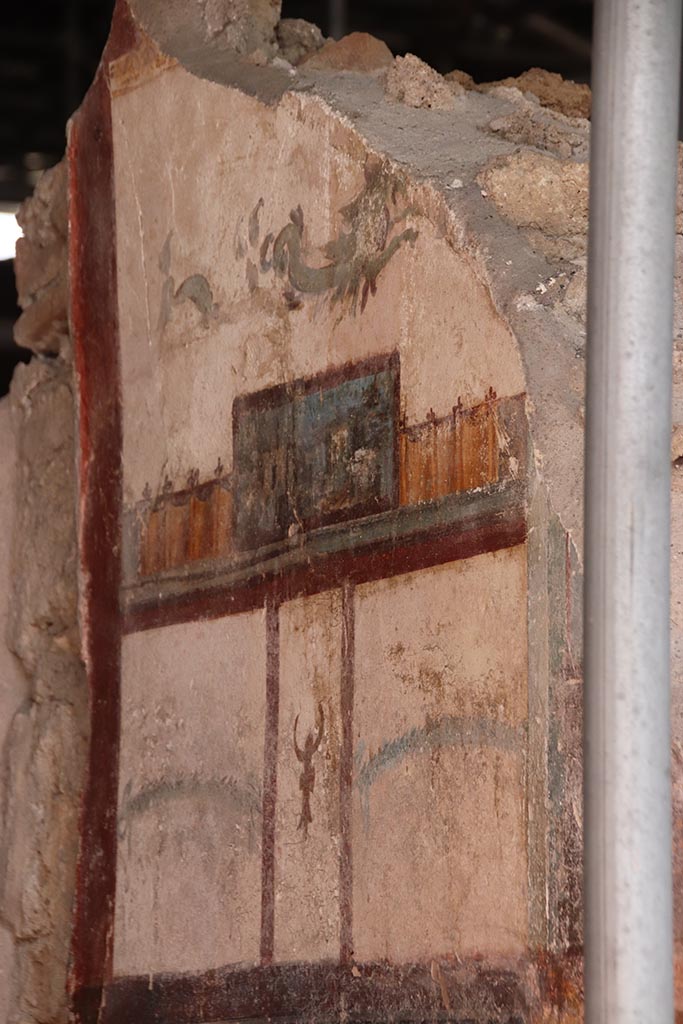 V.6.12 Pompeii. October 2024.
Detail of painted decoration on south wall of entrance corridor/fauces. Photo courtesy of Klaus Heese.
