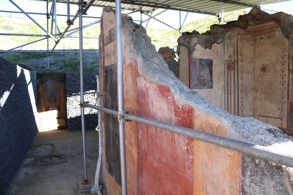 V.6.12 Pompeii. December 2018.
Looking east along south wall of entrance corridor/fauces, towards atrium. Photo courtesy of Aude Durand