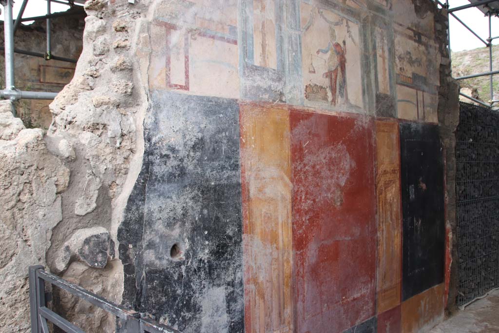 V.6.12 Pompeii. October 2020. Detail of richly decorated north wall of fauces/entrance corridor. Photo courtesy of Klaus Heese.