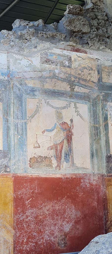 V.6.12, Pompeii. April 2022.
Detail of fresco on north wall of entrance corridor. Photo courtesy of Giuseppe Ciaramella.
