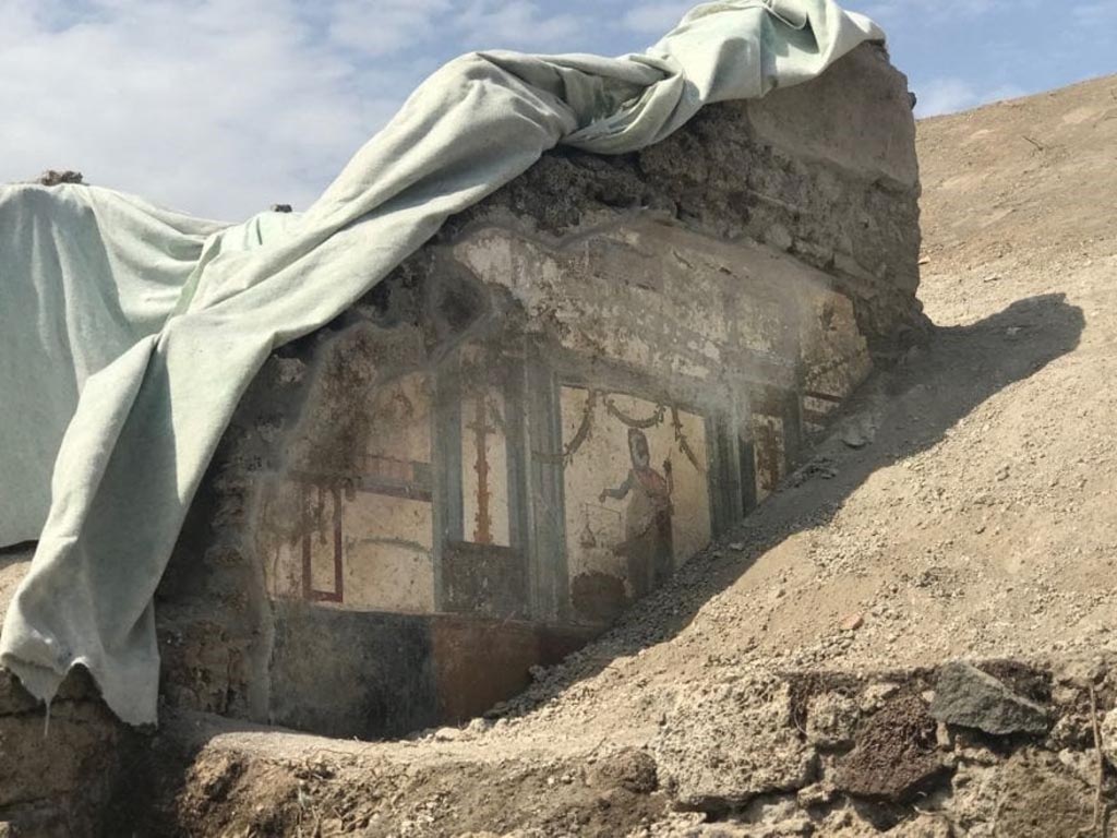 V.6.12 Pompeii. August 2018. North wall of fauces during excavation, where the painting of Priapus was found.
Parete nord di fauces durante lo scavo, dove è stato trovato il dipinto di Priapo.
Photograph © Parco Archeologico di Pompei.