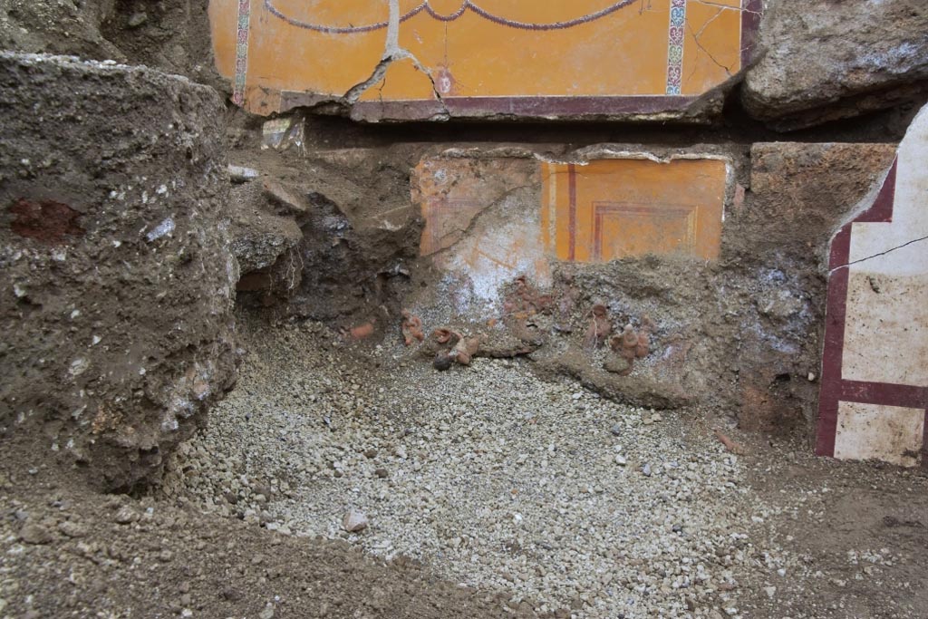V.6.13 Pompeii. December 2023.
Amb. 42-43 Lo scavo della nicchia del larario inizia a portare alla luce le statuette votive in terracotta.
Amb. 42-43 excavation of lararium niche starting to uncover the terracotta votive statuettes.
Vedi/See E-Journal 09: 22.12.23, Scavo e restauro della Casa di Leda – Regio V, 6. Nuovi rinvenimenti, p. 5-6.
Photograph © Parco Archeologico di Pompei.