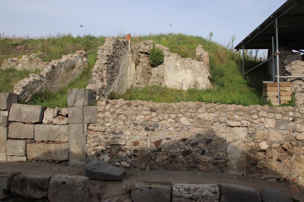 V.6.13 Pompeii. October 2022.
Looking east on Via del Vesuvio towards room 39 on south side of entrance doorway, on left. Photo courtesy of Klaus Heese.