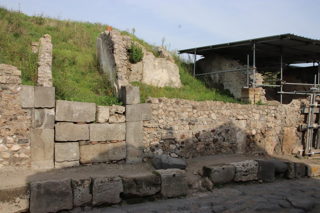 V.6.13 Pompeii. October 2022.
Looking south-east towards entrance doorway and front façade of room 39 on south side of entrance doorway. Photo courtesy of Klaus Heese.