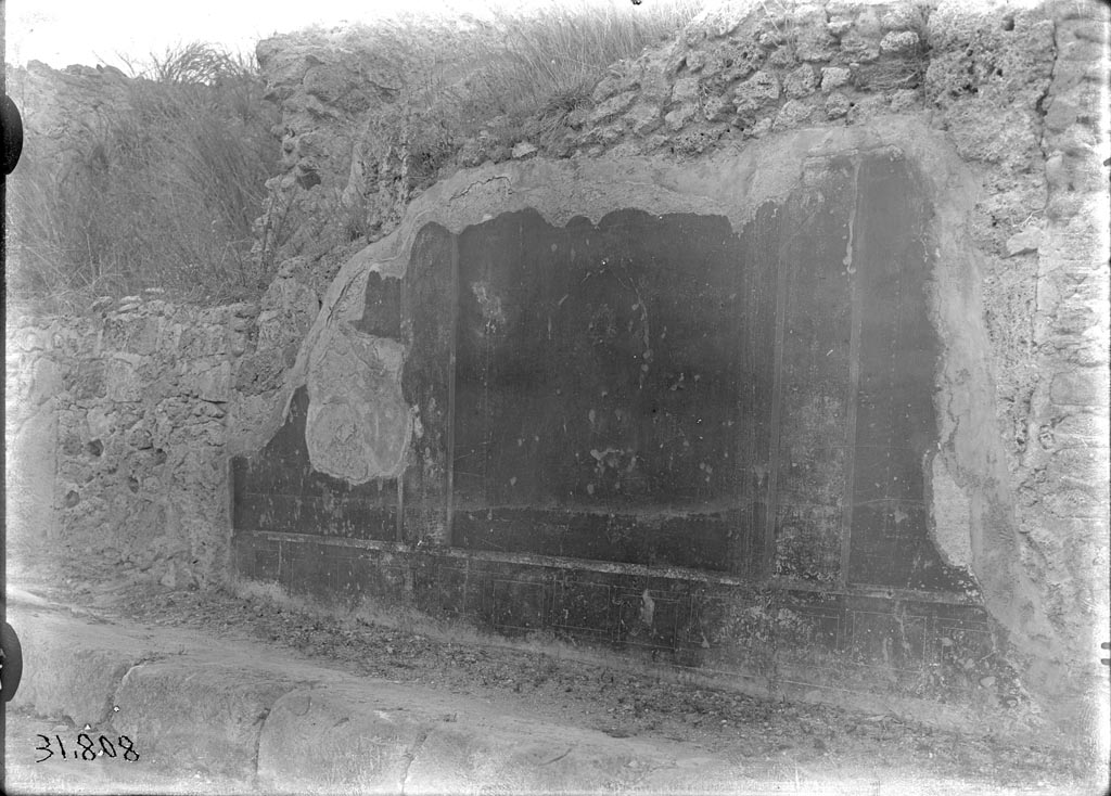 V.6.13 Pompeii. Geometric zoccolo and red panelled compartments on facade.
Comparison of the stonework with the photo above would seem to place this between V.6.13 and V.6.12.
V.6.13 room 39 is behind the bare stone wall on the left and V.6.12 room 7 is behind the painted wall area on the right.
DAIR 31.808. Photo © Deutsches Archäologisches Institut, Abteilung Rom, Arkiv.
According to PPP, this photo was possibly from V.6.7 and V.6.6.
See Bragantini, de Vos, Badoni, 1983. Pitture e Pavimenti di Pompei, Parte 2. Rome: ICCD, p. 104.