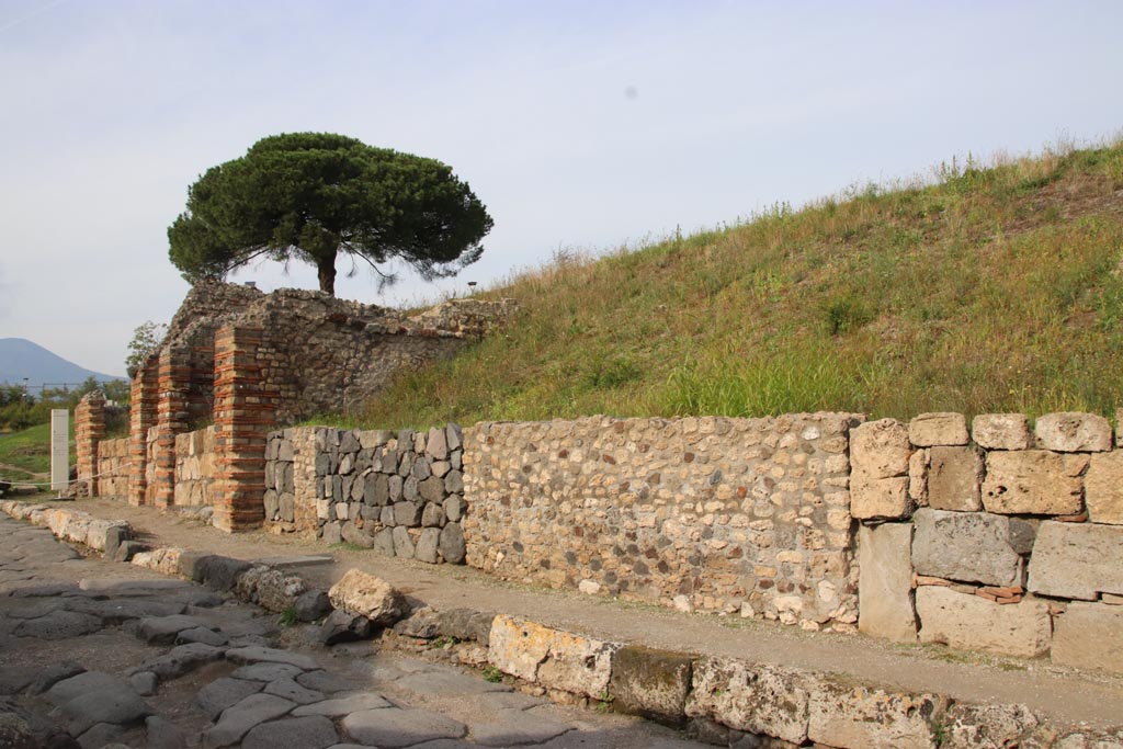 V.6.14 Pompeii. October 2022.
Looking north along east side of Via del Vesuvio, from V.6.14, on right. Photo courtesy of Klaus Heese.