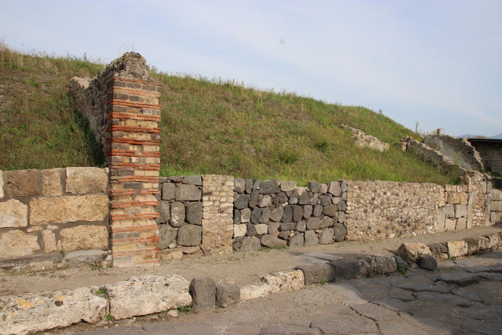 V.6.16, Pompeii, on left. October 2022.
Looking south-east on Via del Vesuvio, with V.6.15, next to masonry pilaster. Photo courtesy of Klaus Heese.