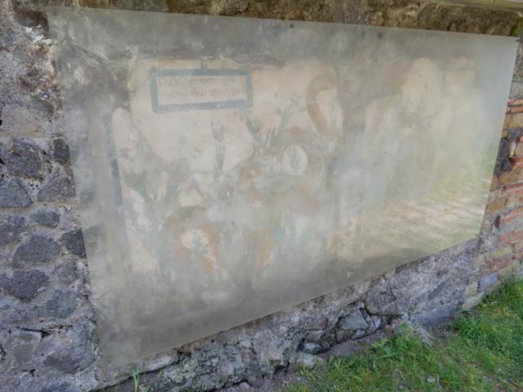 V.6.19 Pompeii. May 2015. Painted lararium on exterior wall. Photo courtesy of Buzz Ferebee.