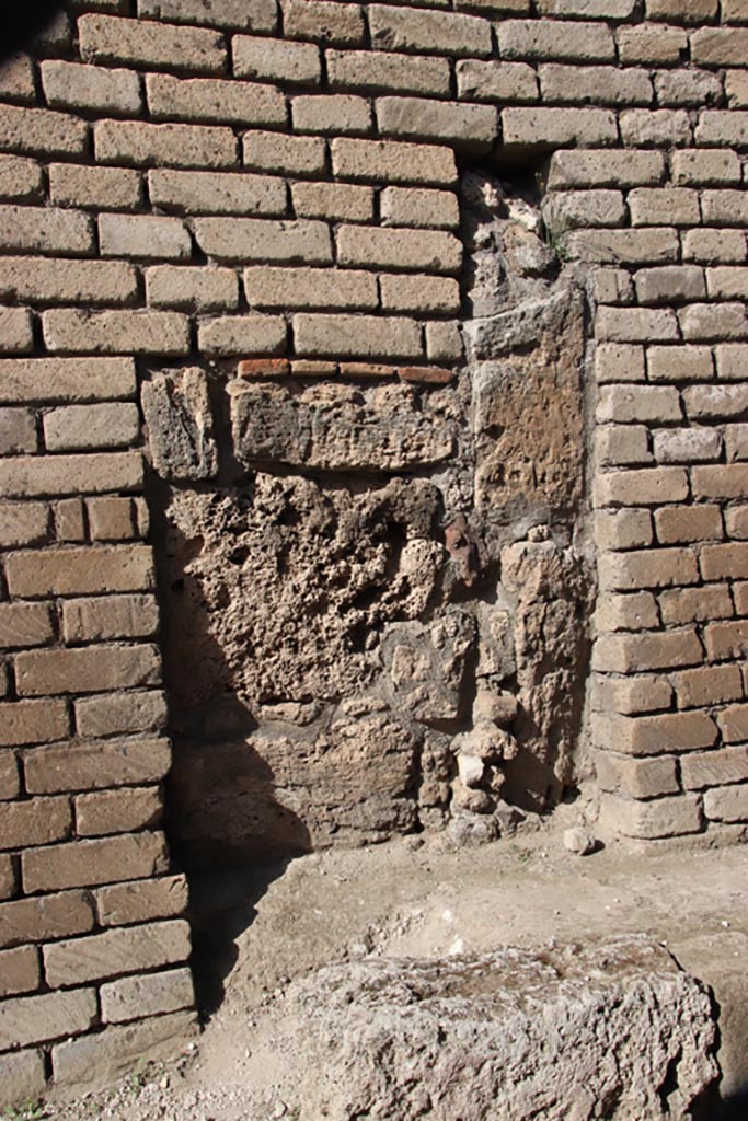 V.7.4 Pompeii. October 2023.
Narrow doorway behind modern wall, is this part of the doorway of V.7.4.?
Photo courtesy of Klaus Heese.