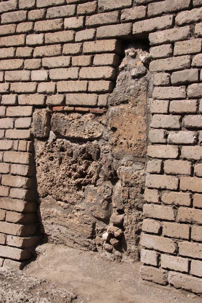 V.7.4 Pompeii. September 2021.
Narrow doorway behind modern wall, is this part of the doorway of V.7.4.?
Photo courtesy of Klaus Heese.