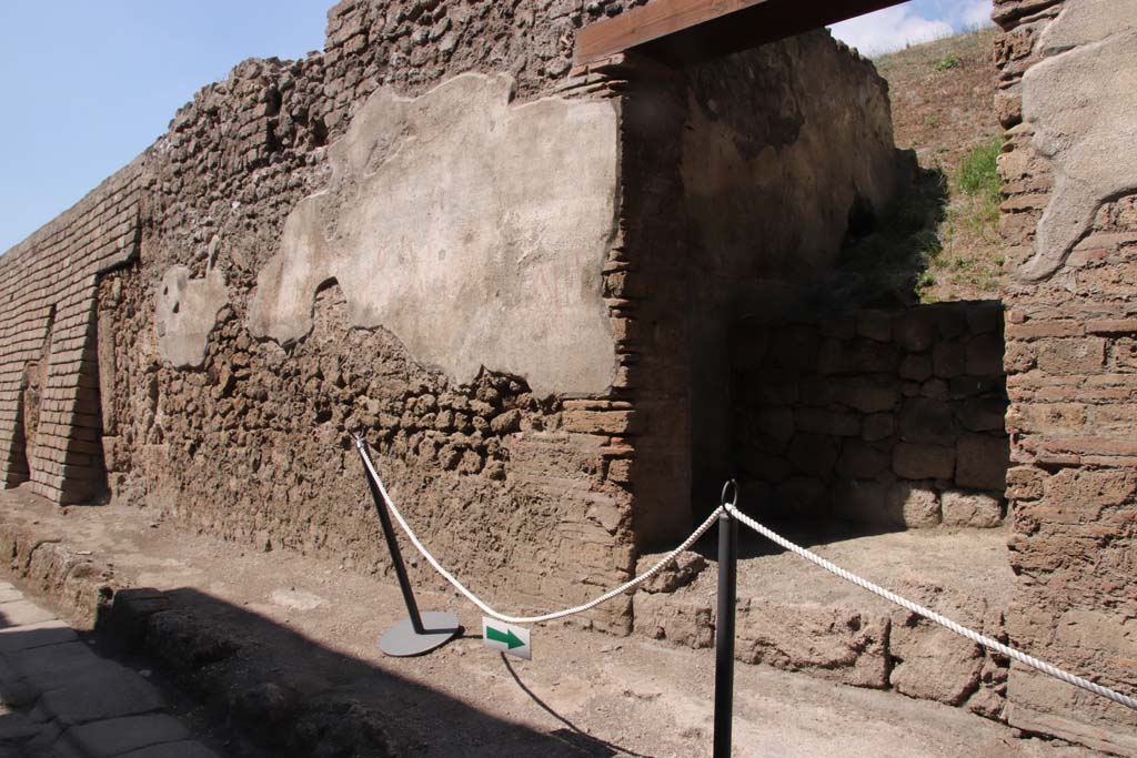 V.7.5, on left and V.7.6, on right, Pompeii. September 2021.
Entrance doorway with remaining plaster with graffiti, looking west along north side of Vicolo delle Nozze d’Argento.
Photo courtesy of Klaus Heese.