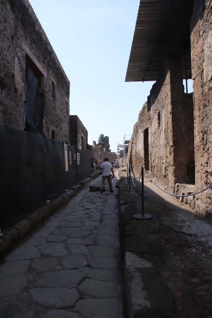 V.7.7, on right, Pompeii. September 2021.
Looking west to entrance doorway on north side of Vicolo delle Nozze d'Argento.
Photo courtesy of Klaus Heese.
