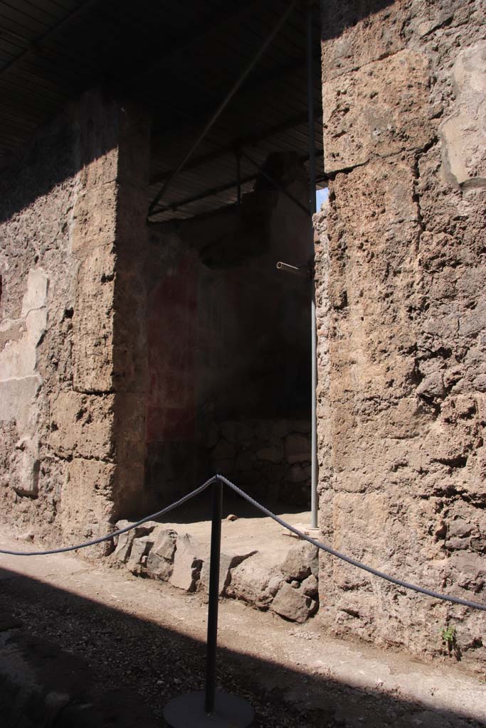 V.7.7, Pompeii. September 2021.
Entrance doorway on north side of Vicolo delle Nozze d'Argento. Photo courtesy of Klaus Heese.