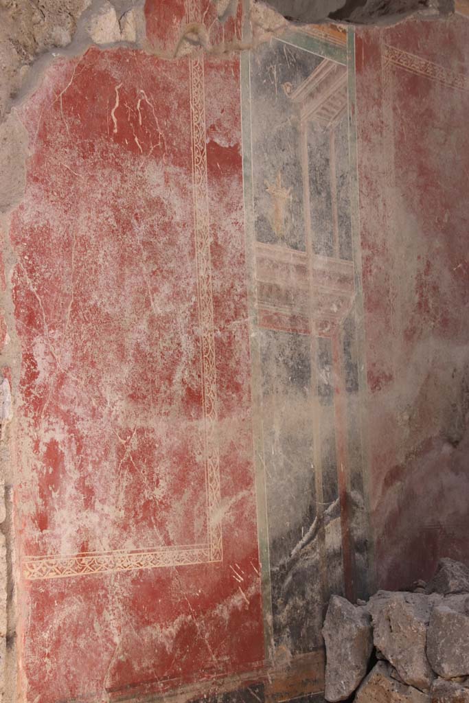 V.7.7 Pompeii. September 2021.
Detail of architectural decoration on west wall of fauces/entrance corridor. Photo courtesy of Klaus Heese.