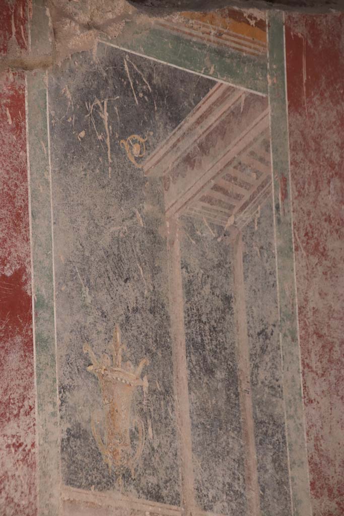 V.7.7 Pompeii. September 2021.
Detail from upper west wall showing architectural decoration from wall of fauces/entrance corridor.
Photo courtesy of Klaus Heese.