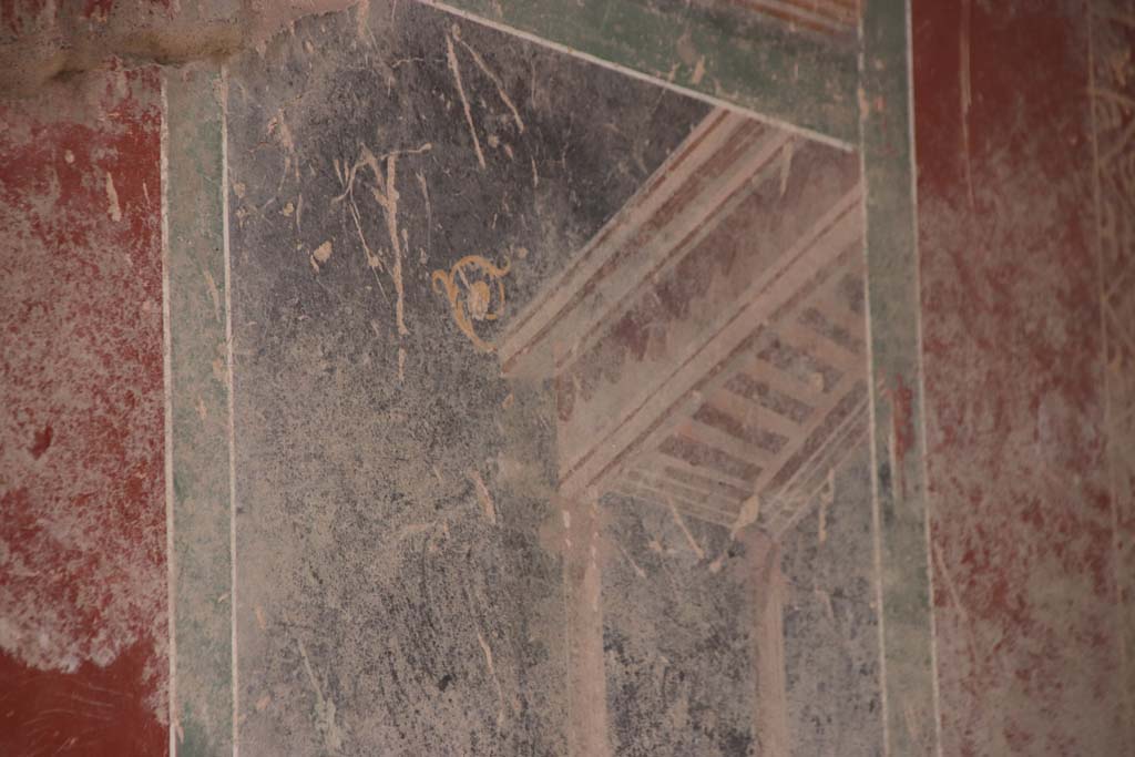 V.7.7 Pompeii. September 2021.
Detail of architectural decoration from upper west wall of fauces/entrance corridor. Photo courtesy of Klaus Heese.
