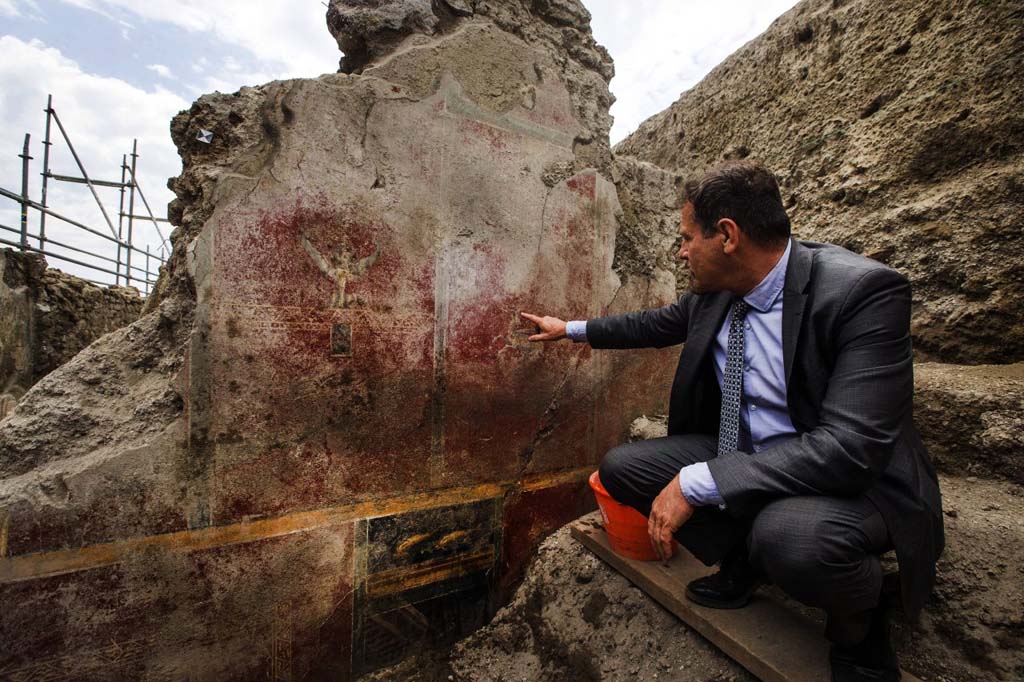V.7.7 Pompeii. 2018. Massimo Osanna showing west wall of fauces with painted deer and winged sphinx.
Photograph © Parco Archeologico di Pompei.